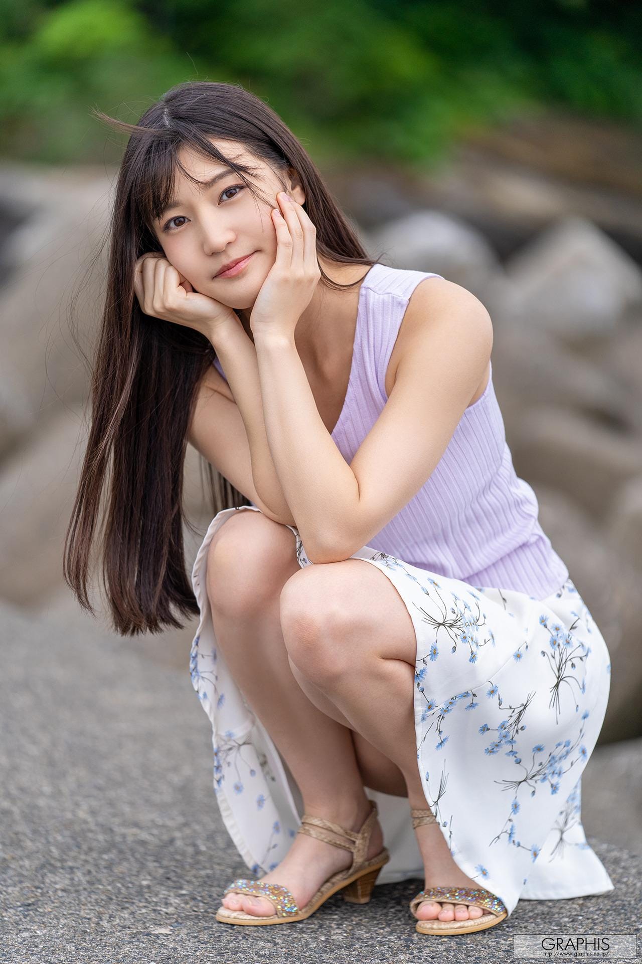 无袖背心搭配碎花短裙展现丰满爆乳与白嫩身姿
